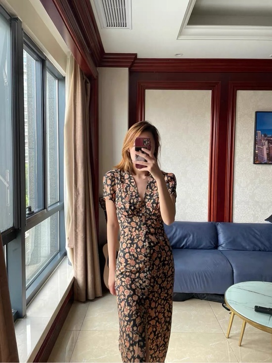 Closet Dresses & Skirts - A gorgeous 100% silk dress with a romantic, timeless floral print.